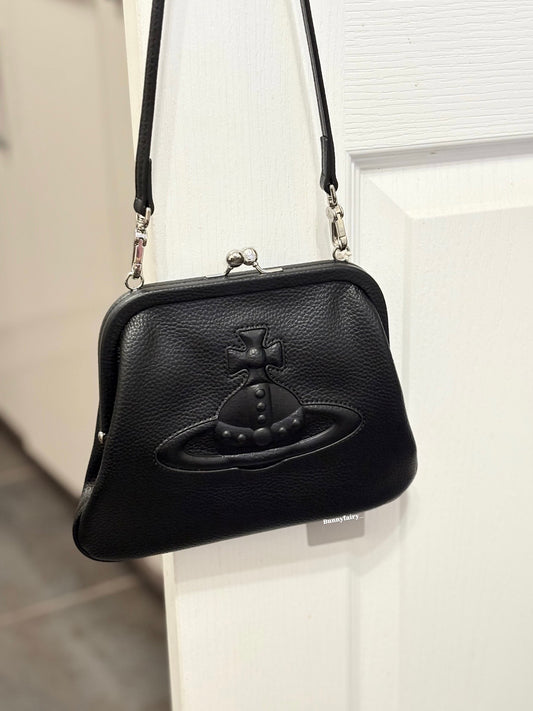 [預購] Vivienne Westwood 浮雕腋下包
