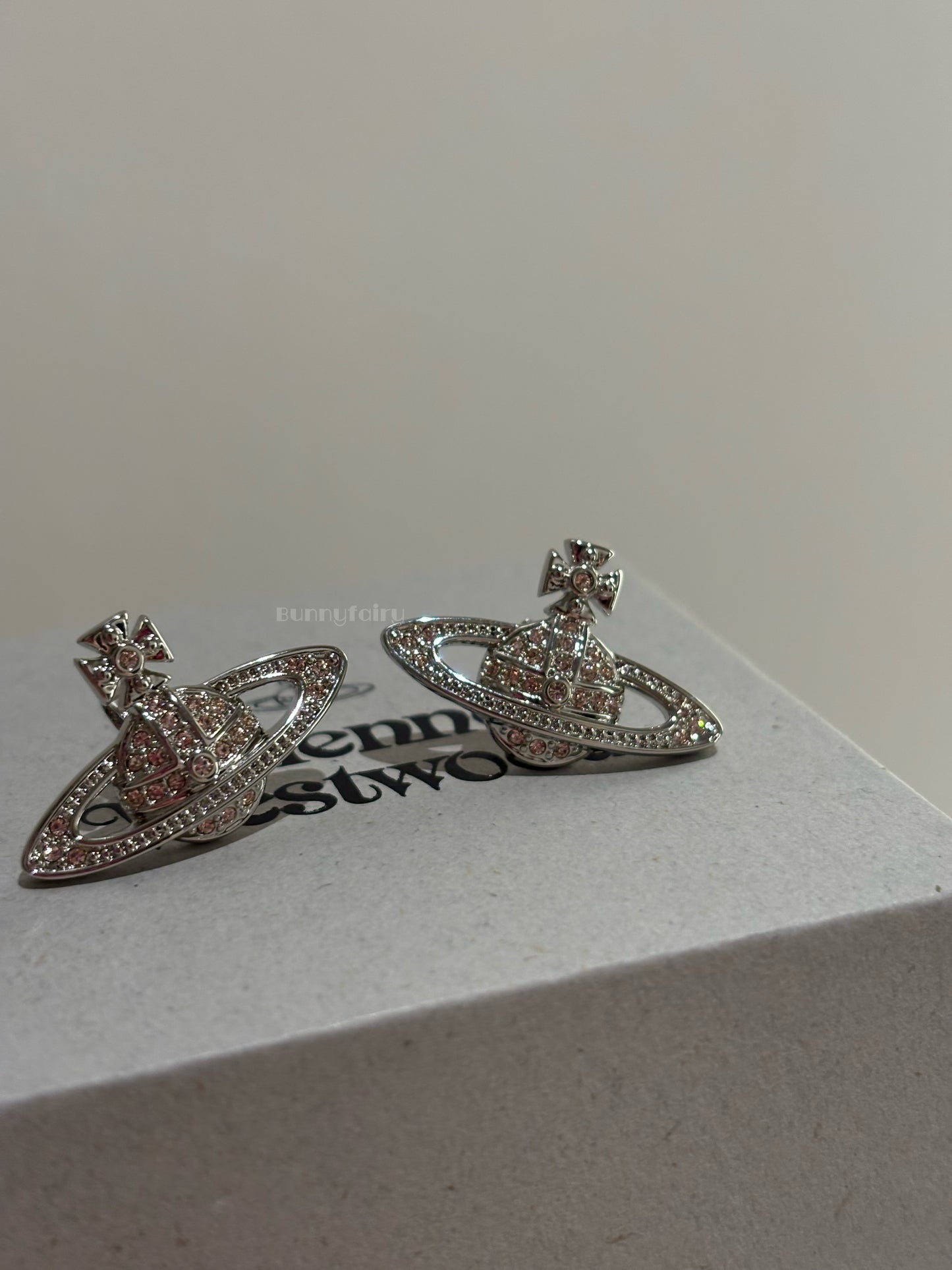 [預購] Vivienne Westwood Mini Bas溝鑽耳環 限定粉鑽