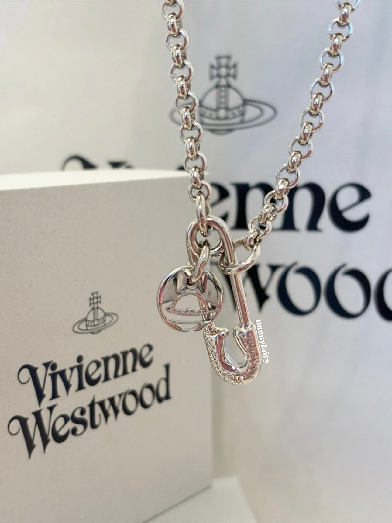 預購] Vivienne Westwood Imogene 大別針項鍊– BunnyFairy