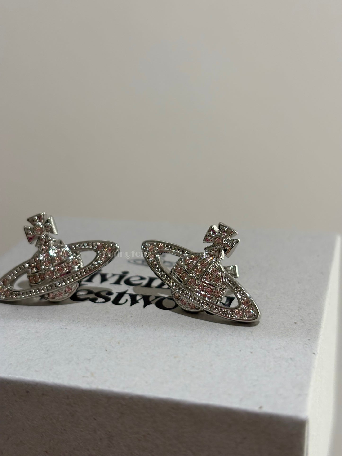 [預購] Vivienne Westwood Mini Bas溝鑽耳環 限定粉鑽