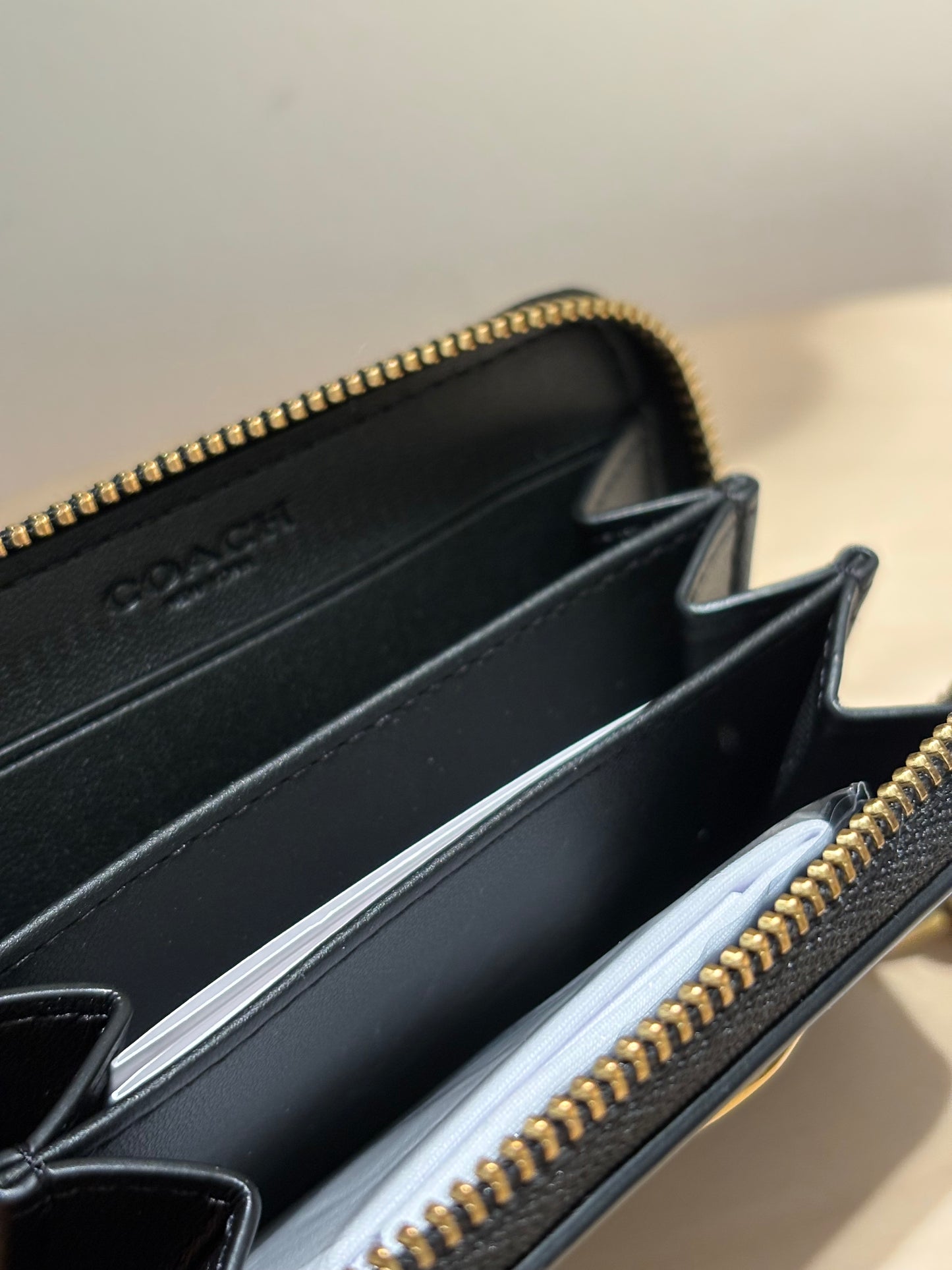 [現貨] Coach Essentials Zip Around Wallet 亮面零錢卡包