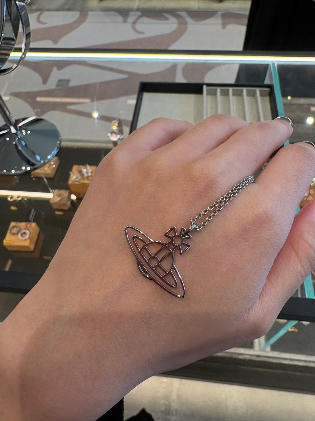 [現貨] Vivienne Westwood Flat Orb 鏤空毛衣鏈
