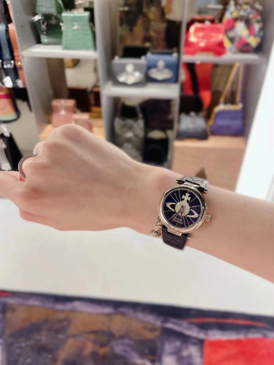 [預購] Vivienne Westwood 黑色浮雕手錶