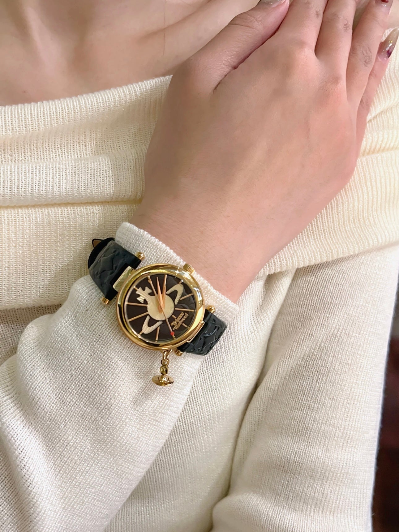 [預購] Vivienne Westwood 黑色浮雕手錶