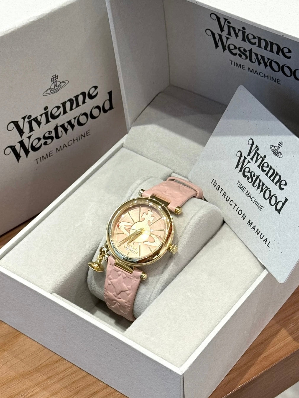 [預購] Vivienne Westwood 粉色浮雕手錶