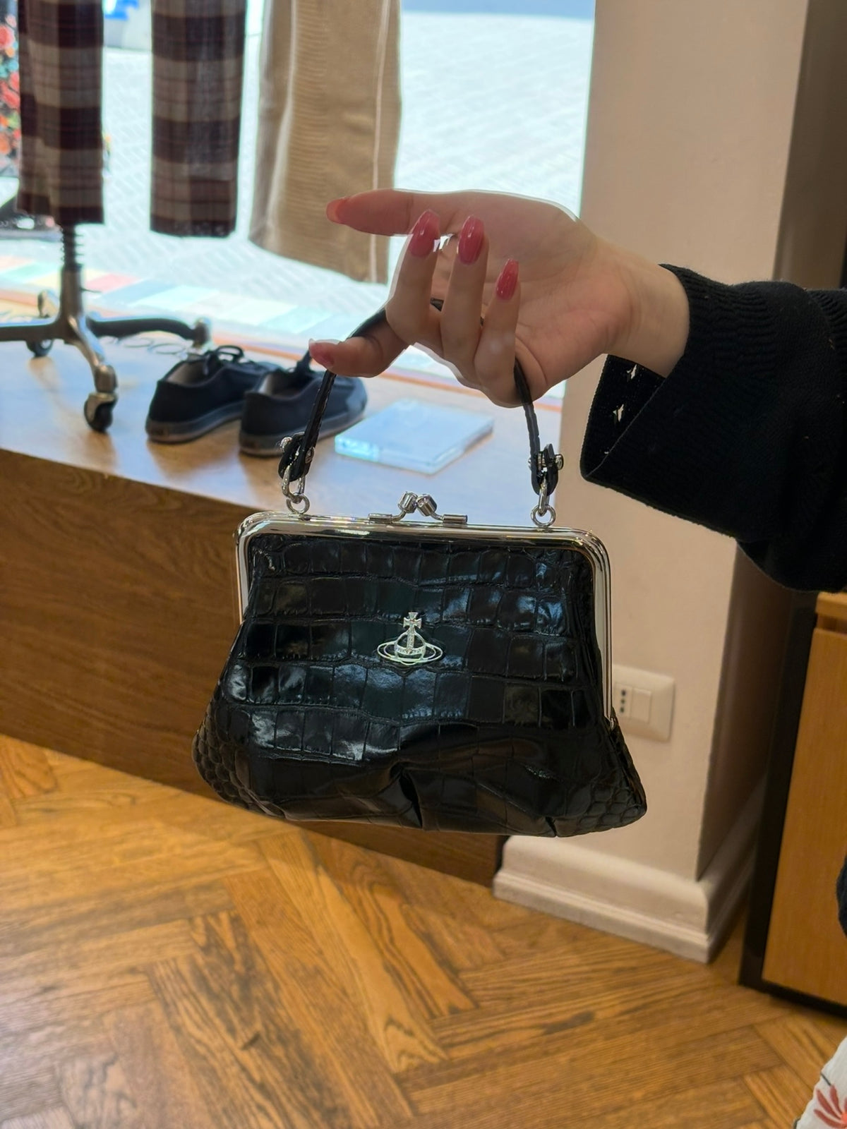 [現貨] Vivienne Westwood 鱷魚紋口金包包