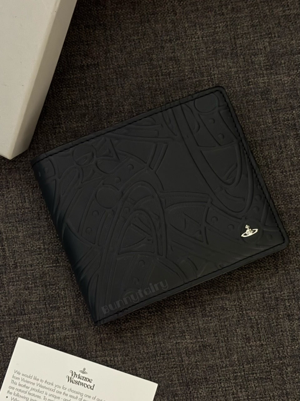 [現貨] Vivienne Westwood 壓紋兩折短夾