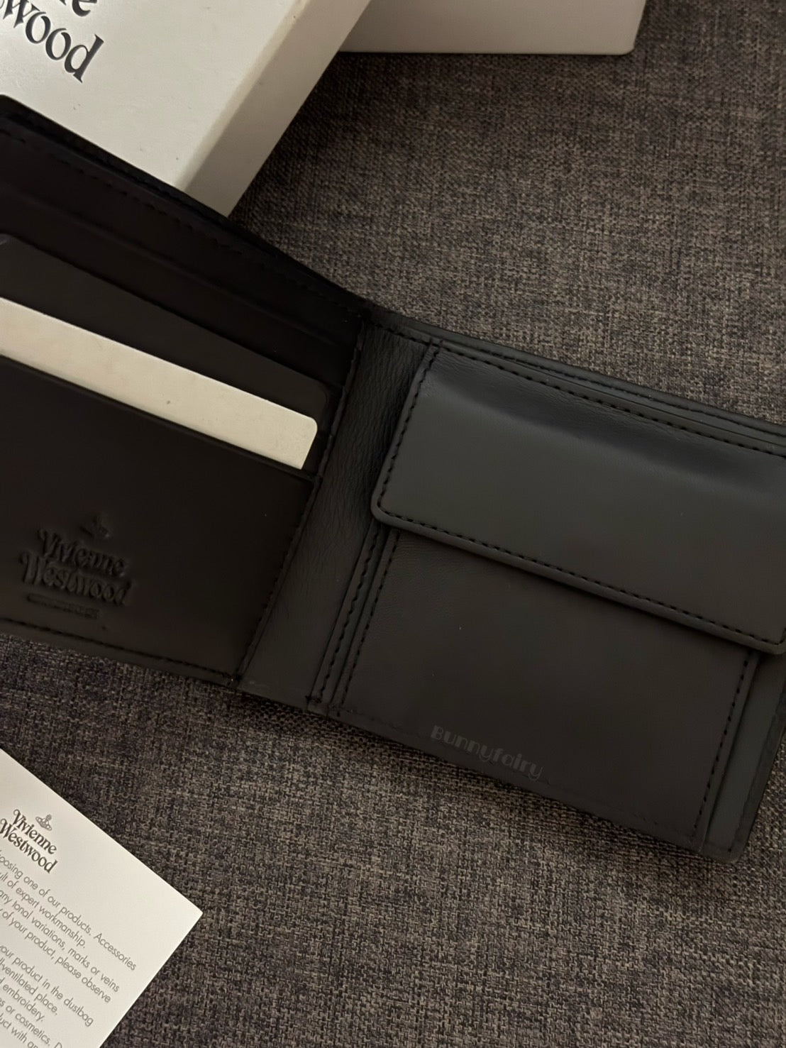 [現貨] Vivienne Westwood 壓紋兩折短夾