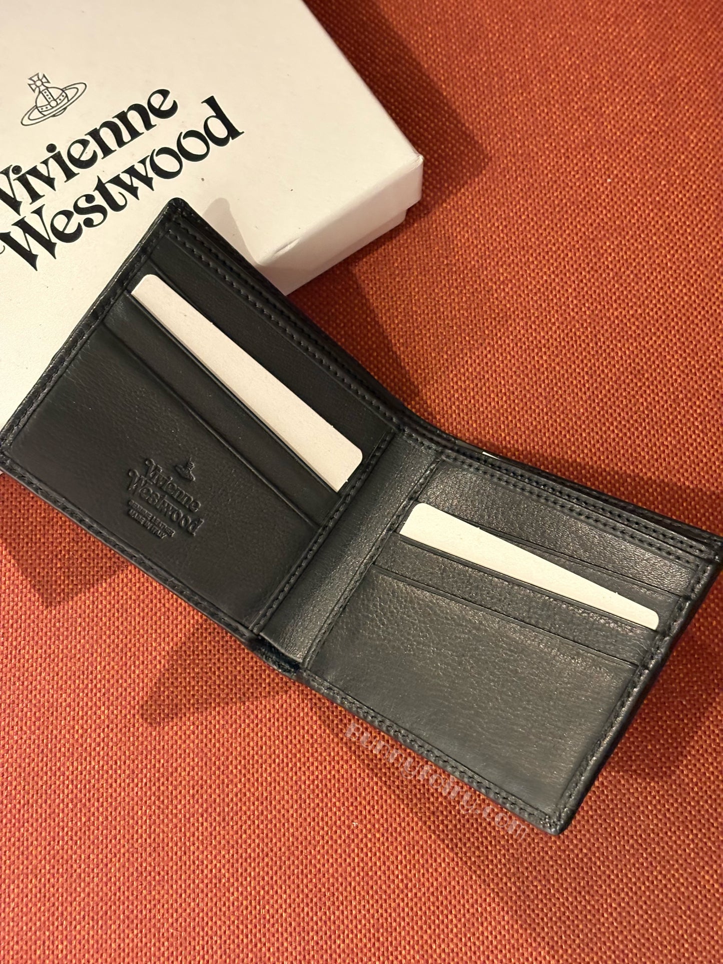 [預購+現貨] Vivienne Westwood 全土星壓紋兩折短夾