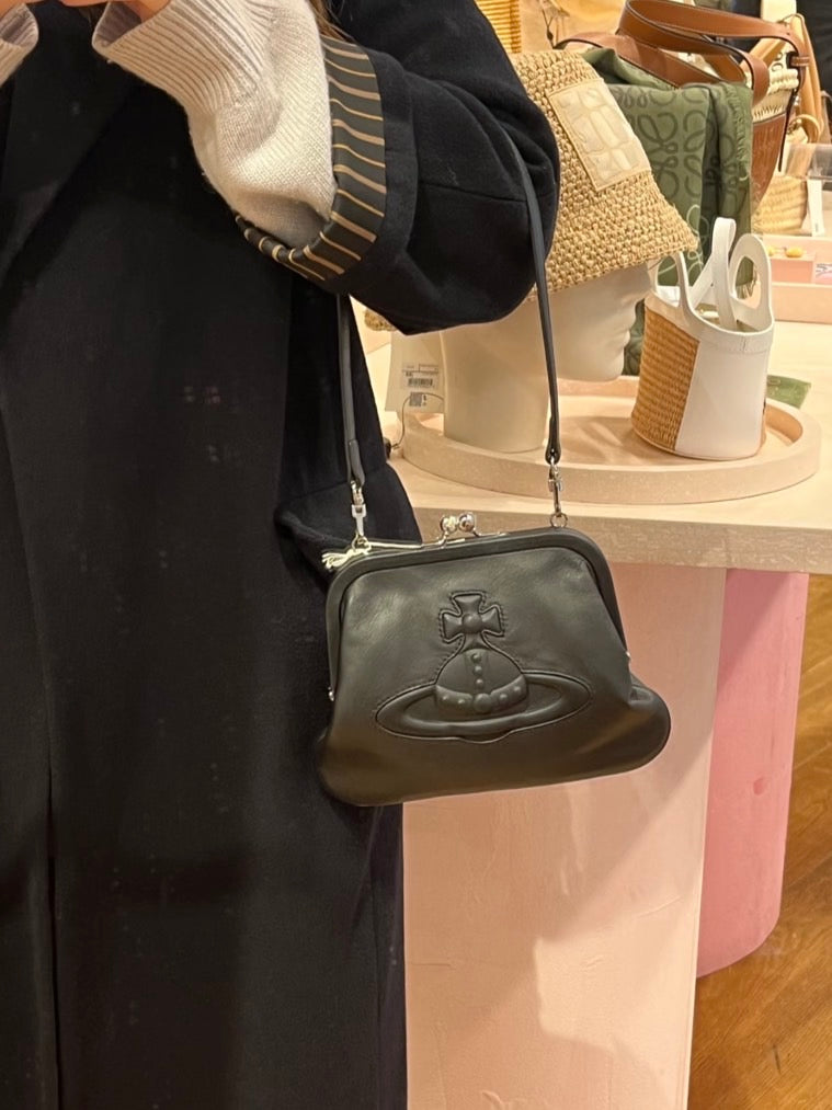 [預購] Jennie同款🖤Vivienne Westwood 浮雕腋下包