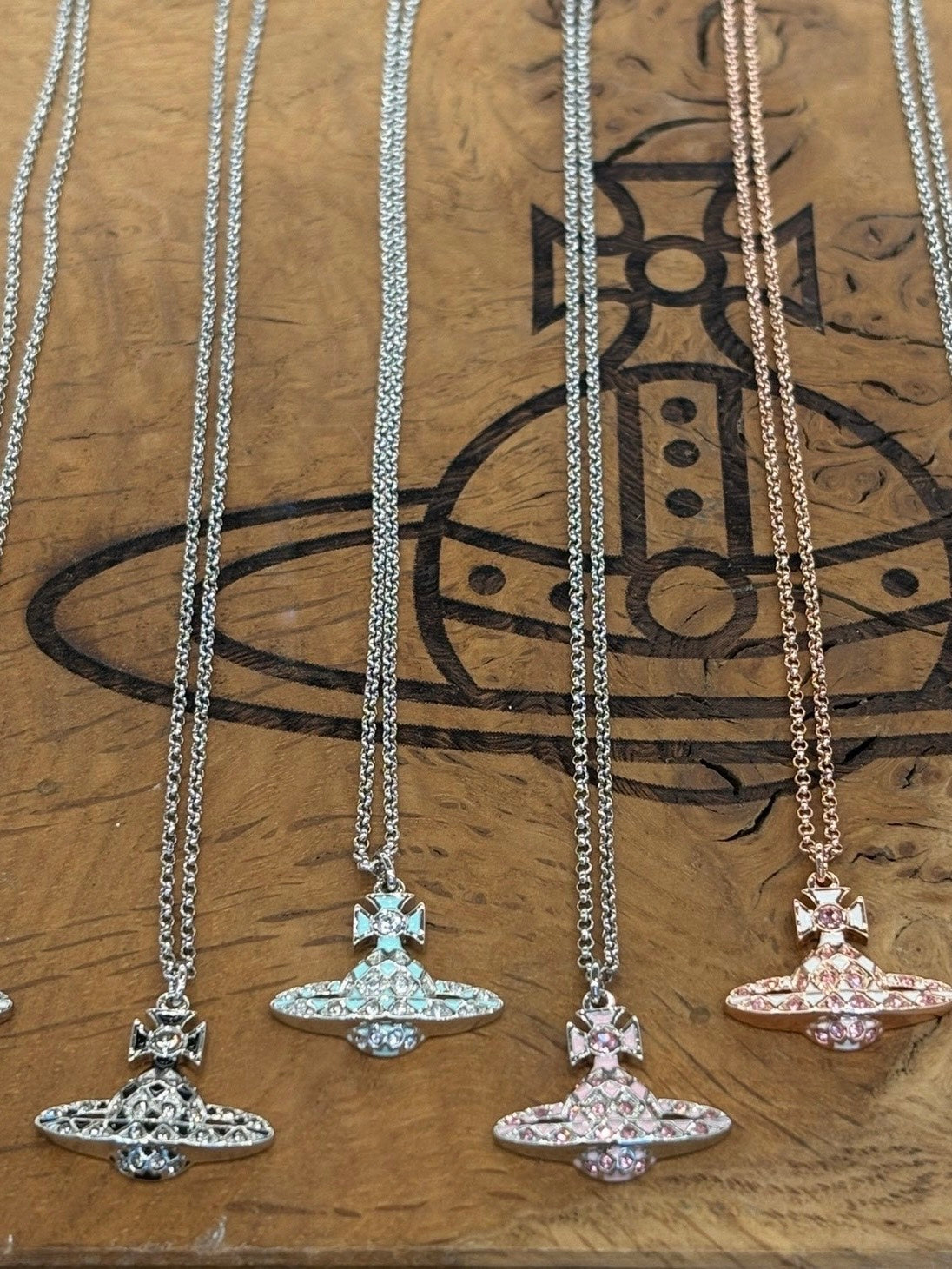 [現貨] Vivienne Westwood 粉色小土星項鍊